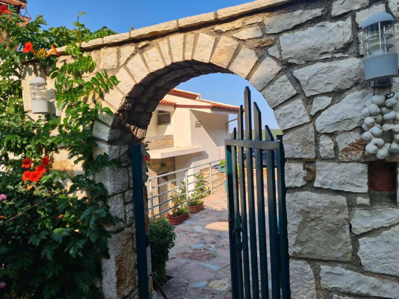 Vila Tatjana Vuno Exterior foto
